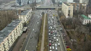 VIDEO Marele exod: Coloane de maşini la ieşirea din Kiev. Oamenii fug din calea războiului