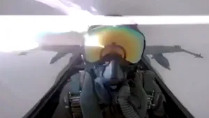 VIDEO - Moment de INFARCT pentru un pilot, după ce aeronava militară pe care o pilota a fost lovită de fulger