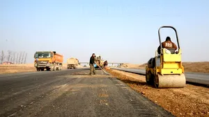 SE ÎNTÂMPLĂ ÎN ROMÂNIA: Le-au înălţat strada, dar i-au blocat în case