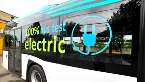 Primul autobuz electric românesc, în probe pe străzile unui oraş din ţară 