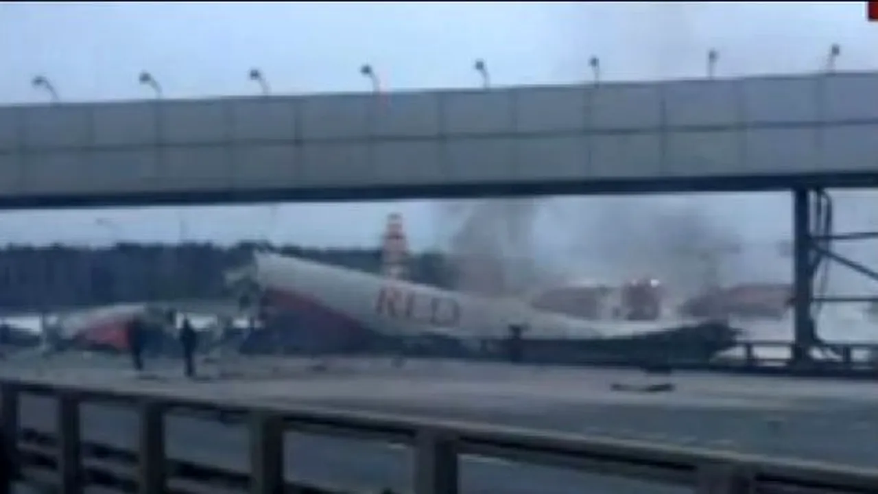 ACCIDENT AVIATIC în Rusia: Patru persoane au murit în urma unei aterizări de urgenţă. Victimele erau membri ai echipajului - VIDEO