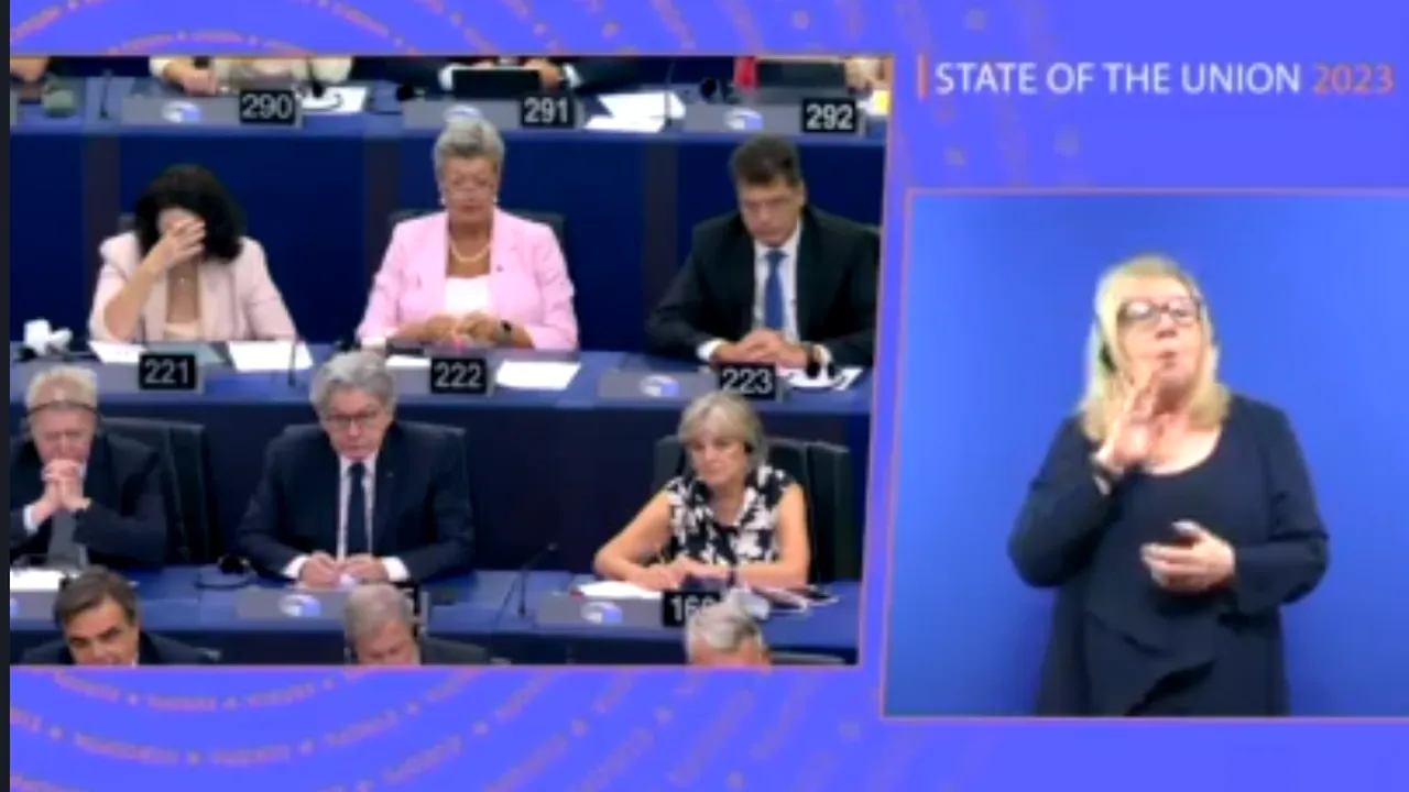 Imagine halucinantă surprinsă în Parlamentul European: un comisar european tricotează
