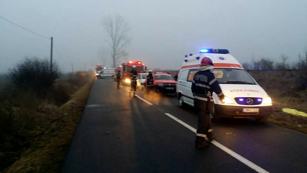 GALERIE FOTO Un mort şi trei răniţi după ce un microbuz s-a răsturnat în Timiş