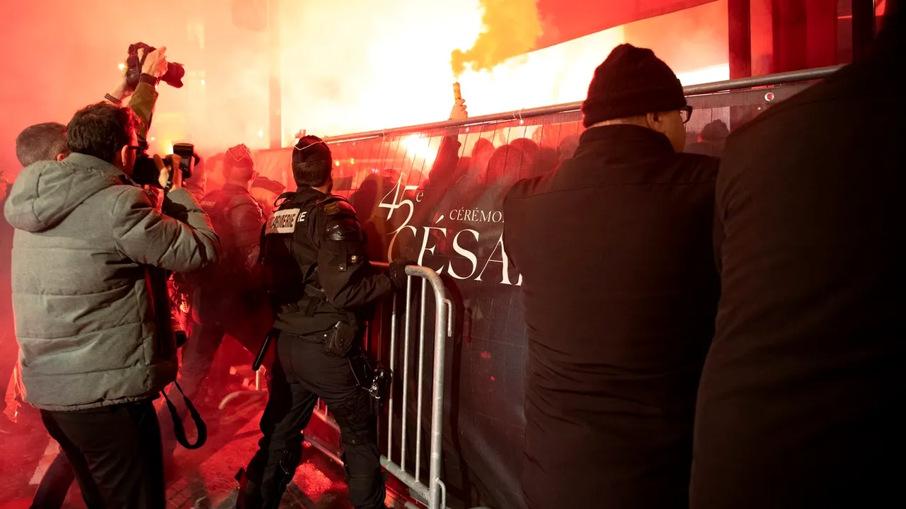 VIDEO: Violenţe înaintea începerii galei César 2020. Oamenii au strigat „Polanski, violator, cinematografia, vinovată, publicul, complice”