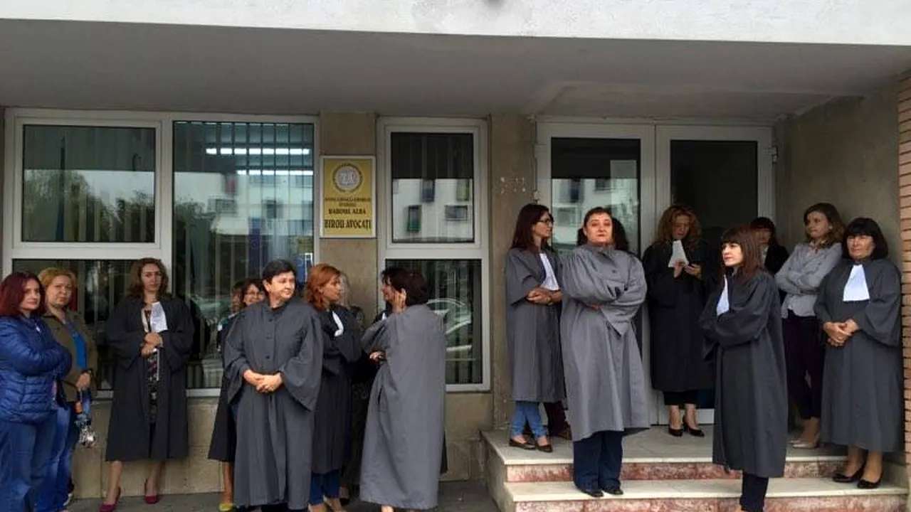 Grefierii de la Judecătoria Alba Iulia au protestat în faţa instituţiei, nemulţumiţi de salarii - FOTO