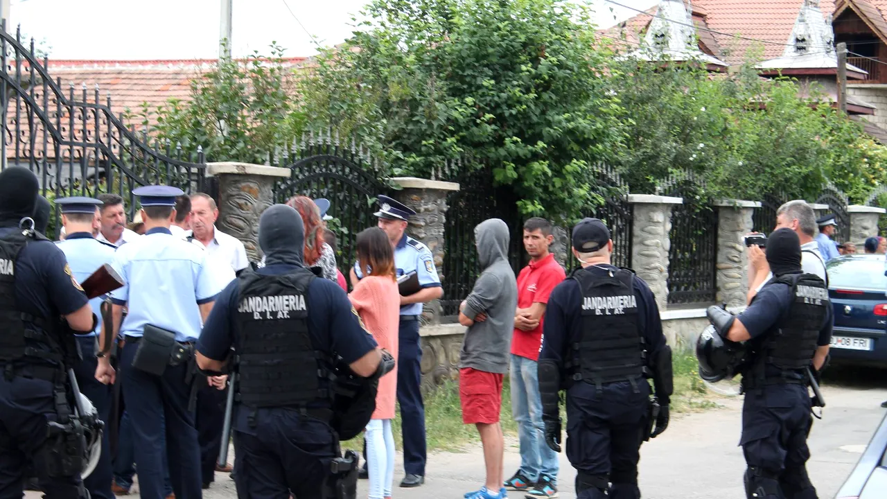Intervenţie a zeci de poliţişti după ce 20 de persoane care trebuiau evacuate s-au baricadat în case - FOTO