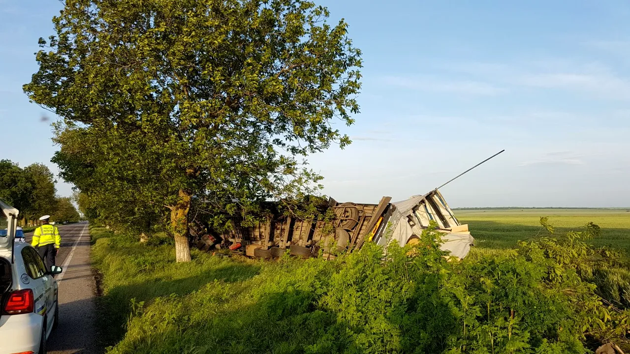 Două persoane rănite, după ce tirul în care se aflau s-a răsturnat. FOTO