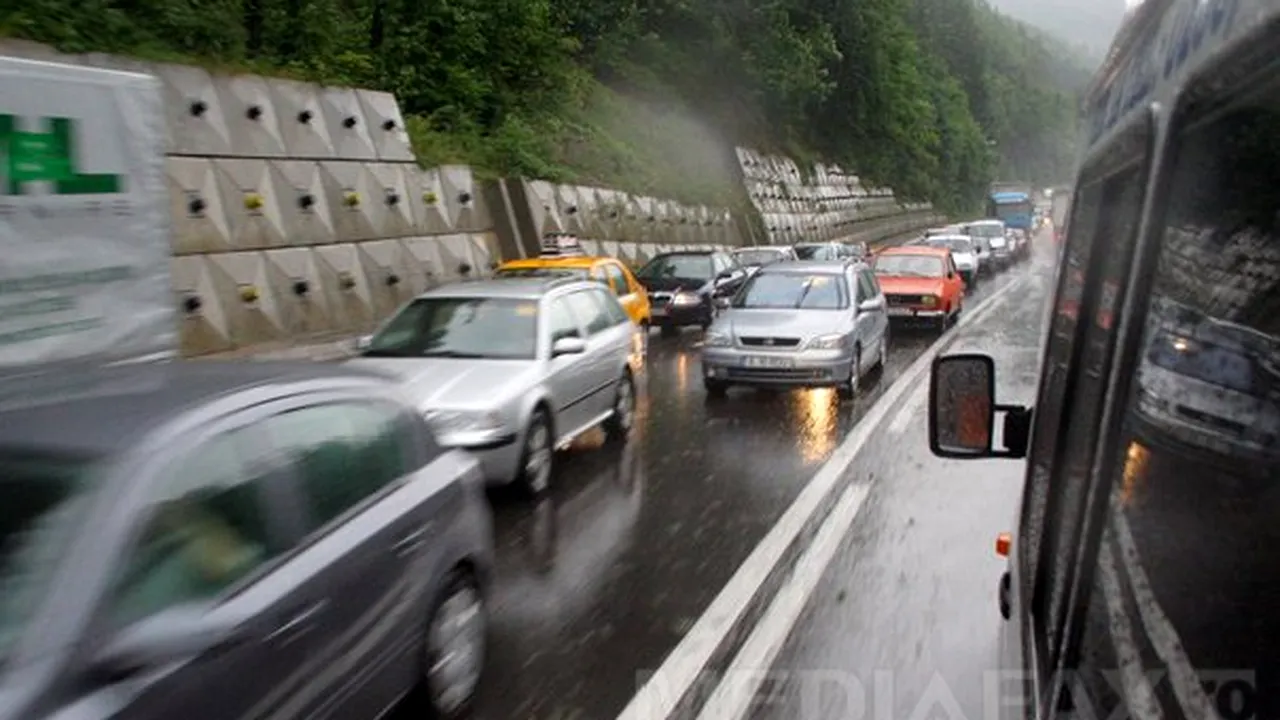 Trafic intens pe DN1, pe Valea Prahovei, unde s-au format coloane de maşini în mai multe zone/ Se circulă în coloană pe DN1, în ambele direcţii 