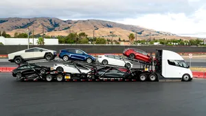 Compania Tesla a lui Elon Musk a fost dată în judecată. Avocaţii cer sume mari de plată 