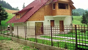 Majoritatea caselor de vacanţă la vânzare au preţuri peste 100.000 euro. Topul judeţelor cu cele mai mari ieftiniri