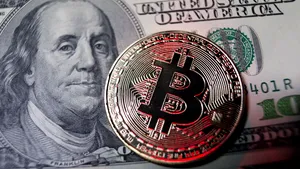 Bitcoin ajunge la un nou record şi se apropie de o valoare de piaţă de un trilion de dolari