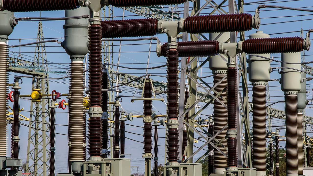 Iohannis a promulgat OUG pentru stingerea datoriilor companiilor furnizoare de energie. Entităţile care beneficiază de pe urma ordonanţei