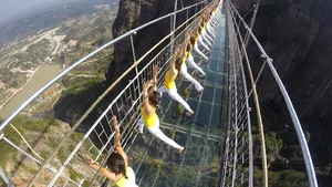 GALERIE FOTO: Şedinţă de yoga practicată de 100 de tinere pe un pod de sticlă