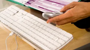 Working Naked Day: 6 februarie, ziua în care angajaţilor le este recomandat să lucreze dezbrăcaţi