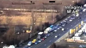 Traficul la ieşirile din Capitală şi pe şase drumuri naţionale, supravegheat din elicopter - VIDEO