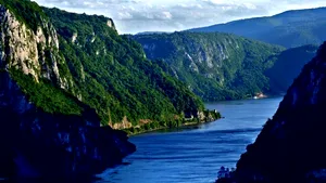 FOTO Unde se află singurul loc din România în care muntele întâlneşte ”marea”