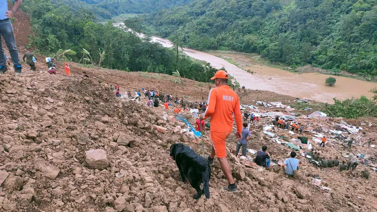 Cel puţin 14 persoane au murit şi alte zeci sunt dispărute în urma unei alunecări de teren în India