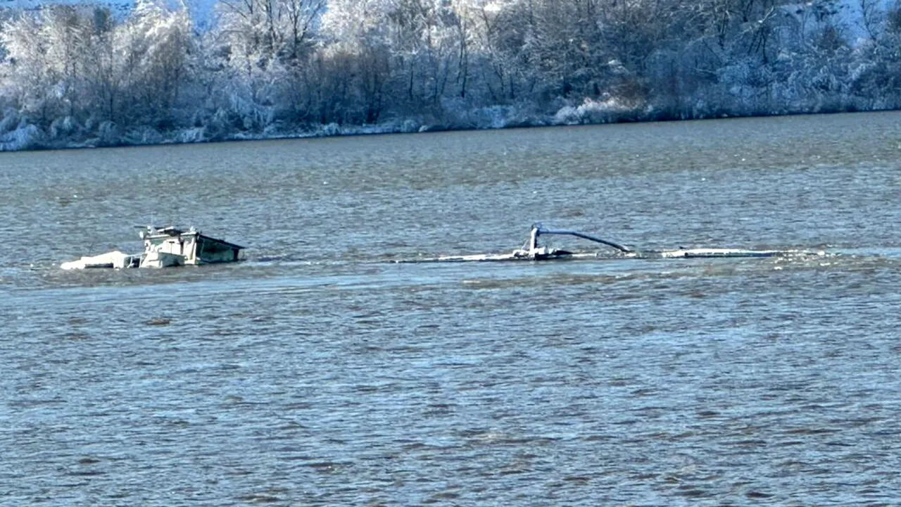 G4Media: O barjă cu îngrășământ de azot s-a scufundat în Dunăre, la Zimnicea / Ce spune un fost ministru al Mediului