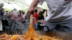 Peste trei sute de persoane participă la Festivalul Papricaşului şi Vinului de la Buziaş