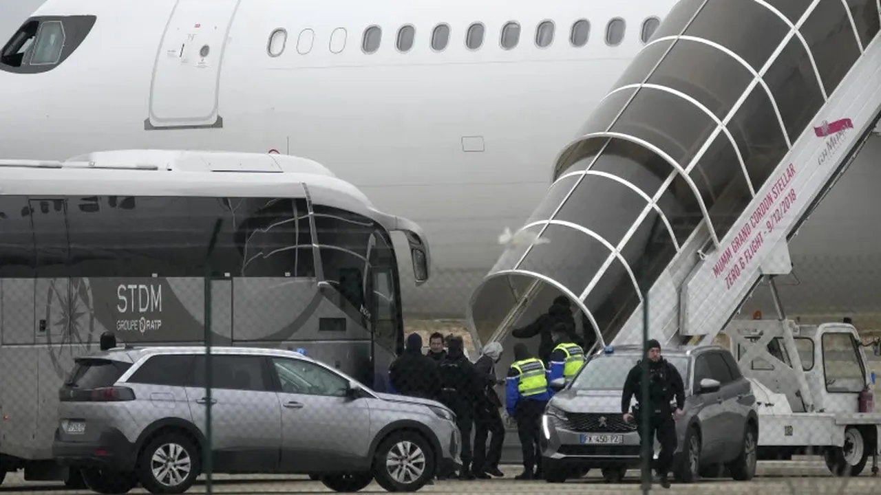 276 de indieni blocaţi de mai multe zile pe un aeroport francez pentru o anchetă privind traficul de persoane au plecat către India