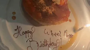 „La mulți ani în scaunul cu rotile”. Mesajul de pe tort a lăsat-o fără cuvinte