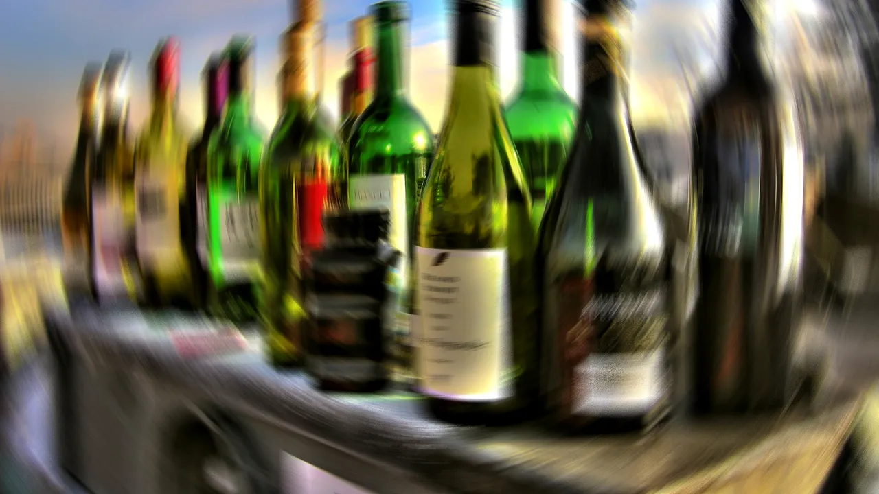 Un bărbat s-a îmbătat de Revelion. După o lună a realizat de ce i-a dispărut o sumă din cont în fiecare săptămână