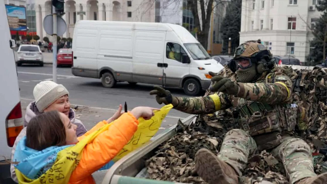 Războiul din Ucraina, ziua 263. SUA ar vrea ca unele sancţiuni împotriva Rusiei să rămână în vigoare chiar dacă se va ajunge la un acord de pace / Statele Unite pregătesc un nou ajutor pentru Ucraina / În Herson, populaţia eliberată sărbătoreşte alături de armata ucraineană, deşi lipsesc apa şi pâinea / Steagul Rusiei, îndepărtat din Piaţa Melitopol 