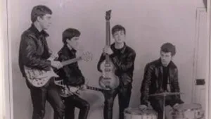 Ascultă SMART RADIO | Sute de persoane au aniversat joi semicentenarul celebrei fotografii Beatles pe trecerea de pietoni