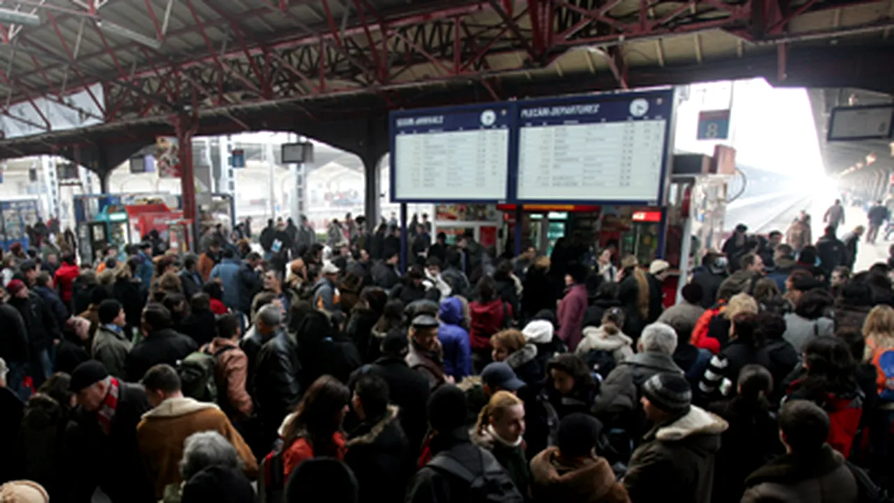 Aglomeraţie în Gara de Nord, studenţii aşteptând să îşi ia biletele gratuite