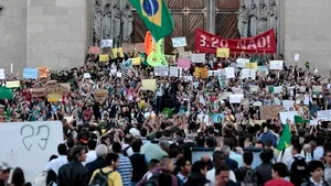 PROTESTELE DIN BRAZILIA: Principalele sindicate fac apel la grevă la 11 iulie
