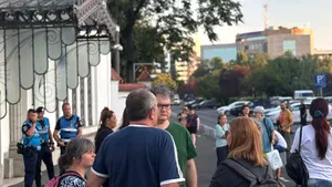 POLITIC Câteva zeci de persoane protestează la Palatul Cotroceni:  „Te-am votat și ne-ai trădat” / Actorul Alex Bogdan, printre manifestanți