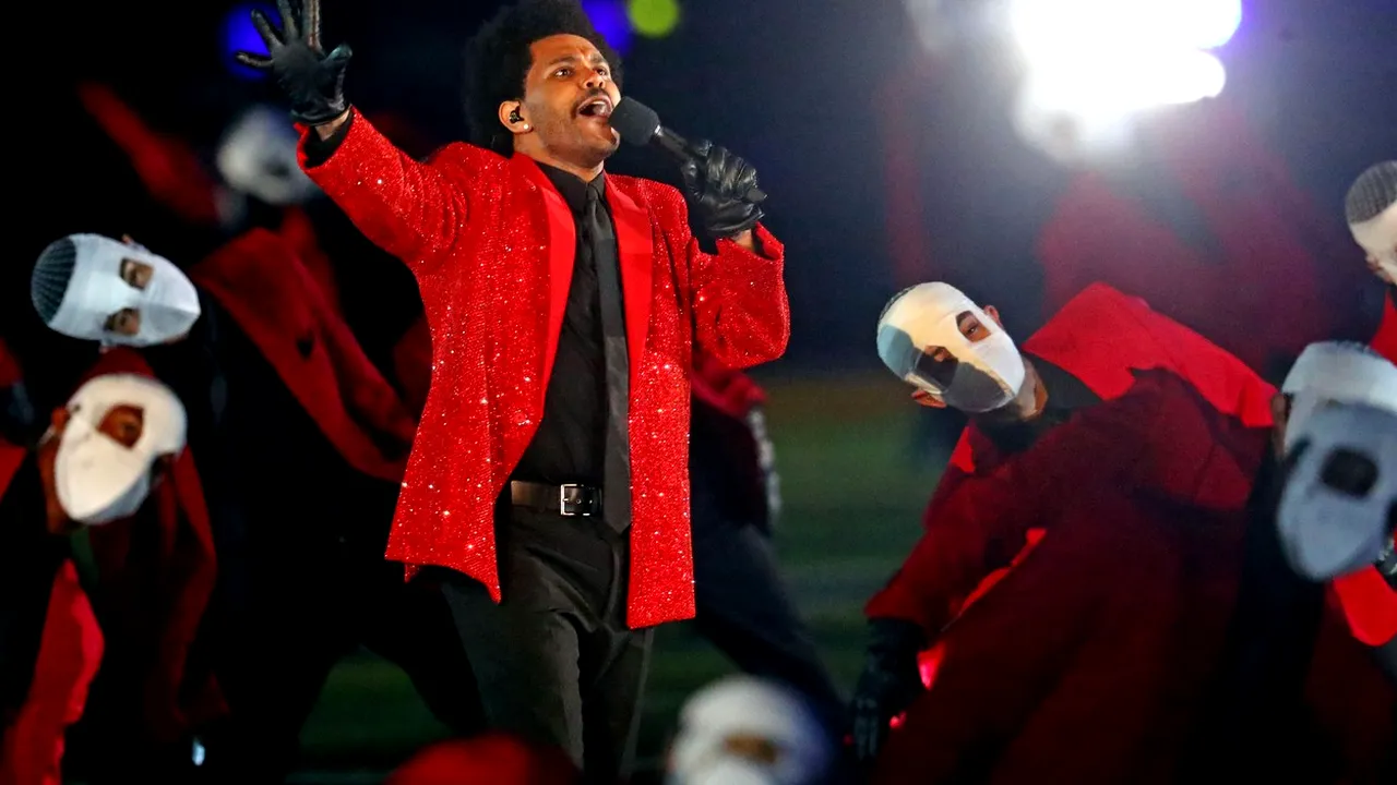 The Weeknd a făcut spectacol la Supebowl într-un sacou roşu personalizat, semnat Givenchy
