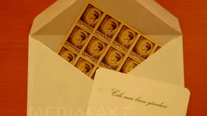 Năstase a oferit parlamentarilor câte un plic cu timbre înfăţişându-l pe Regele Mihai - FOTO