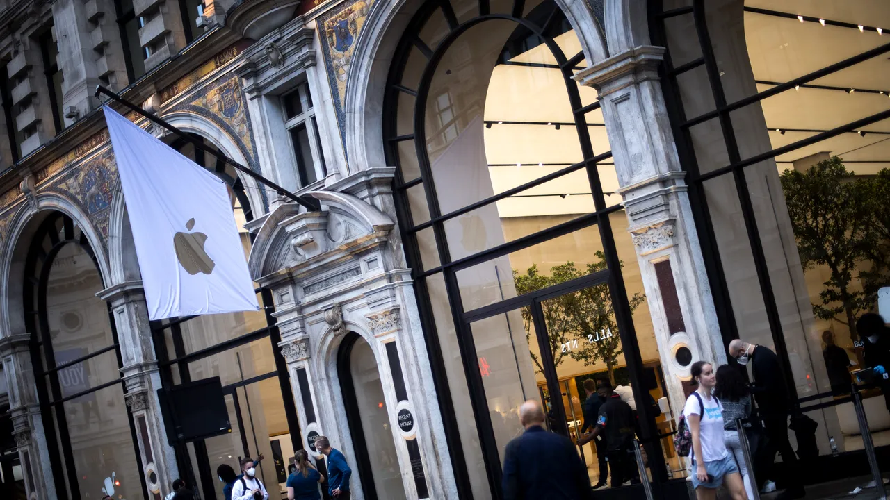 Apple trece de 2 mii de miliarde de dolari. Compania valorează mai mult decât economiile unor ţări de pe glob