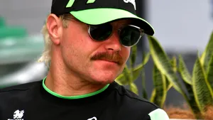 Un pilot de Formula 1 a ales bicicleta în locul avionului între curse. Acum pedalează 350 de kilometri până la Singapore