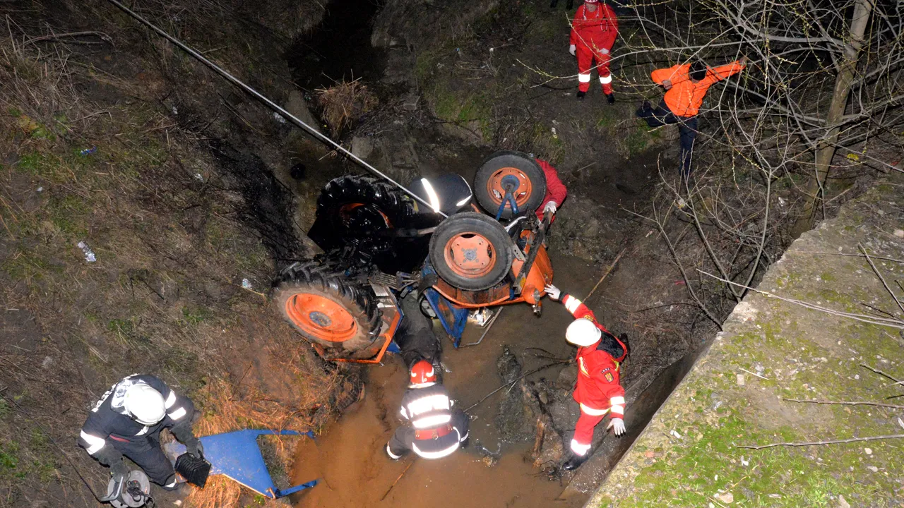 Gorj: Un copil a murit, altul a fost rănit după ce un tractor s-a răsturnat pe un drum comunal