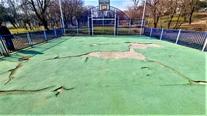 Cele 10 terenuri de sport din parcurile administrate de ALPAB, reparate după 12 ani