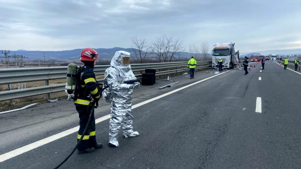 Sulfat de amoniu împrăștiat pe carosabil după ce două camioane s-au ciocnit pe A1