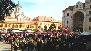 Mii de pelerini la Alba Iulia, la sfinţirea sarcofagului episcopului Márton Áron - GALERIE FOTO 