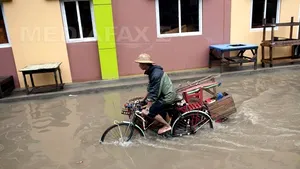 INUNDAŢII în China: Cel puţin 25 de morţi şi 140.000 de persoane evacuate