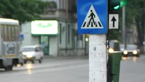 O femeie şi o fetiţă, lovite de o maşină pe o trecere de pietoni din Capitală