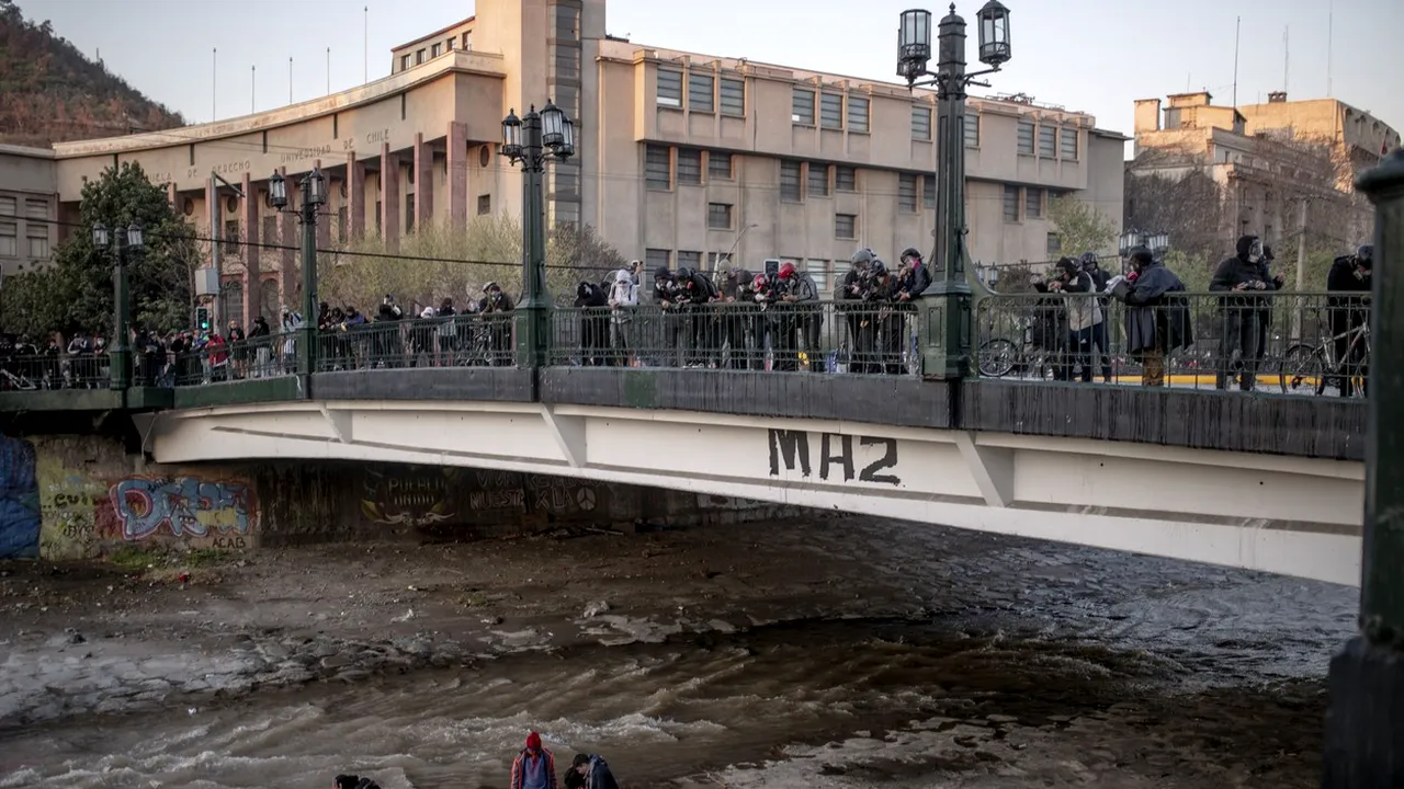 Videoclip revoltător: Poliţia din Chile a împins un băiat de 16 ani de pe pod în timpul protestelor