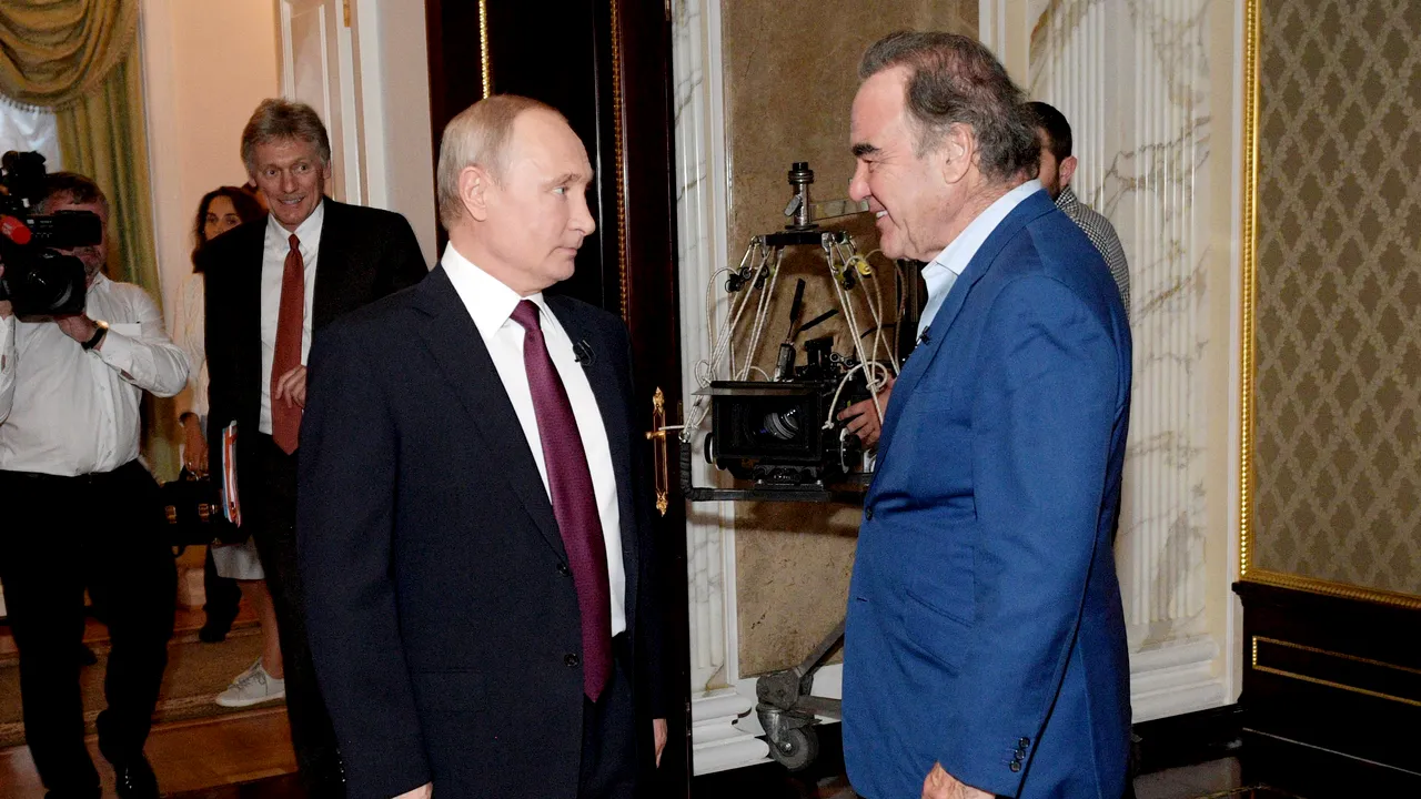 Cineastul Oliver Stone i-a cerut lui Vladimir Putin să fie naşul fiicei sale