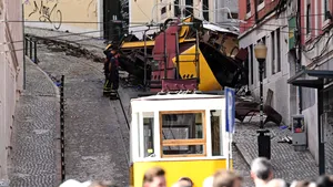 MAE: Nu există români printre victimele deraierii din Lisabona