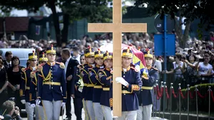 Pe piatra funerară scrie simplu: ANA. Peste 10.000 de oameni au fost prezenţi la Curtea de Argeş, la slujba de înmormântare a Reginei Ana - GALERIE FOTO, VIDEO 