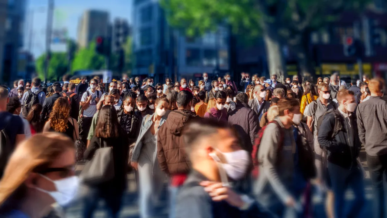 Locul unde oamenii nu au voie să tuşească sau să strănute în public, dacă nu îşi acoperă nasul şi gura. Legea intră în vigoare de la 1 iunie