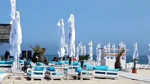 GALERIE FOTO Minivacanţa de 1 Mai: Zeci de mii de turişti petrec pe litoral. Cei mai curajoşi s-au avântat în valuri 