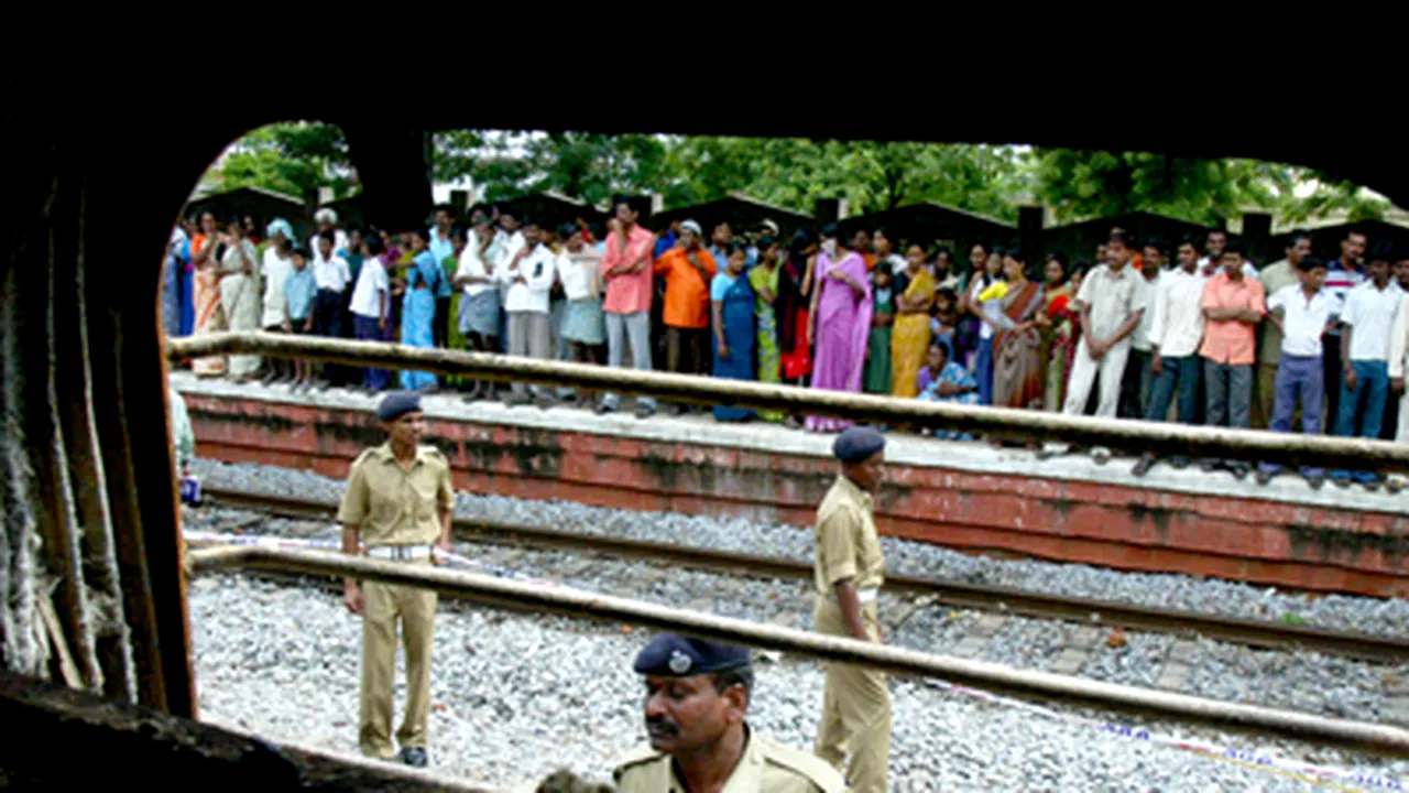 India: Cel puţin 32 de morţi, în urma unui incendiu izbucnit într-un tren
