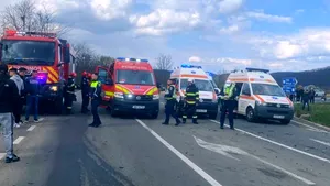 Un bărbat a murit și patru tineri au fost răniți într-un accident produs în Hunedoara