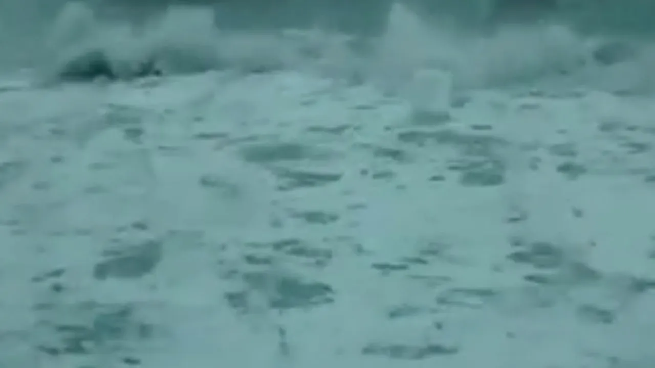 Un tren a fost lovit de valurile Mării Adriatice, în Italia, din cauza vântului puternic - VIDEO